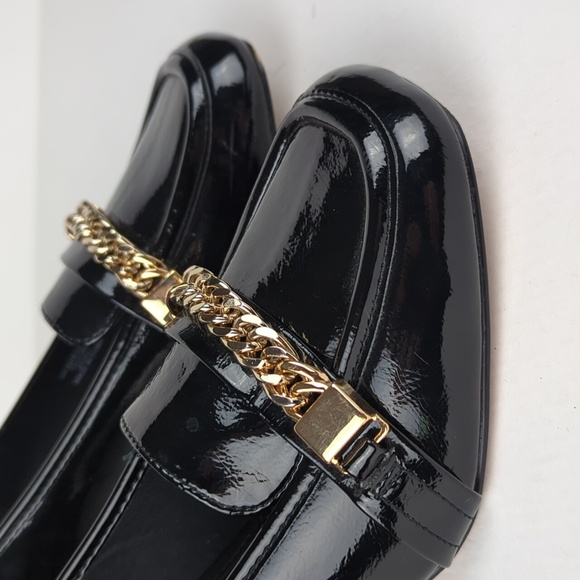 ASOS DESIGN Black Patent Heeled Loafers with Gold Chain – US 7 / UK 5W / EU 38 - Picture 2 of 5